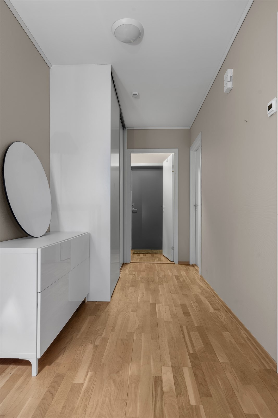 Mellomgang med skyvedørsgarderobe. Galleribilde