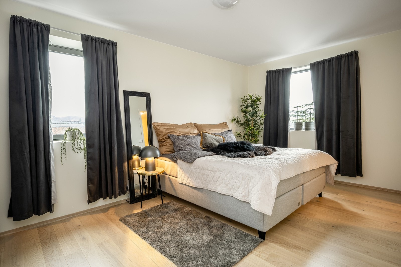 Hovedsoverommet er på romslige 16,2m² og i tilknytning til dette har man eget bad og garderoberom Galleribilde