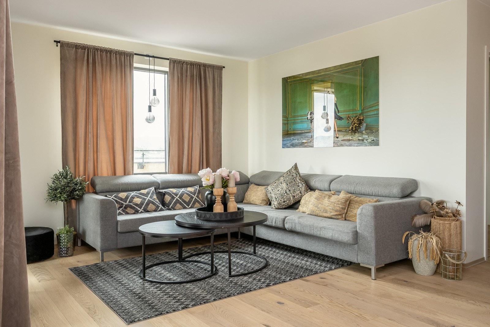 Leiligheten er utført i moderne og delikat stil og måler hele 122m² Galleribilde