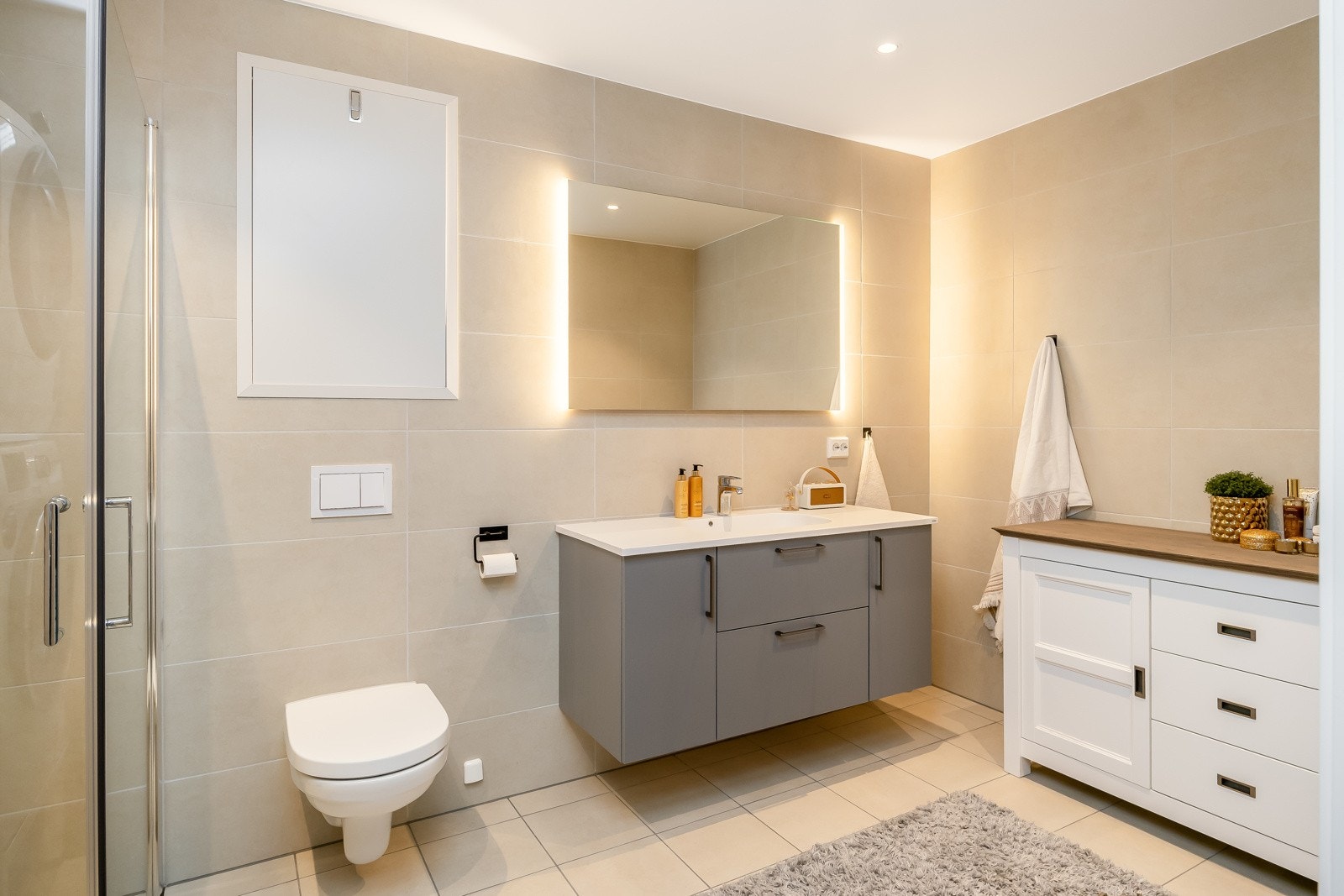 Leiligheten har 2 bad, begge utført i delikat stil Galleribilde