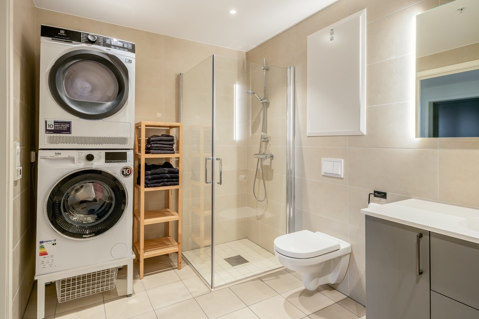 Dette badet ligger i tilknytning til entreen og er et kombinert bad/vaskerom Galleribilde