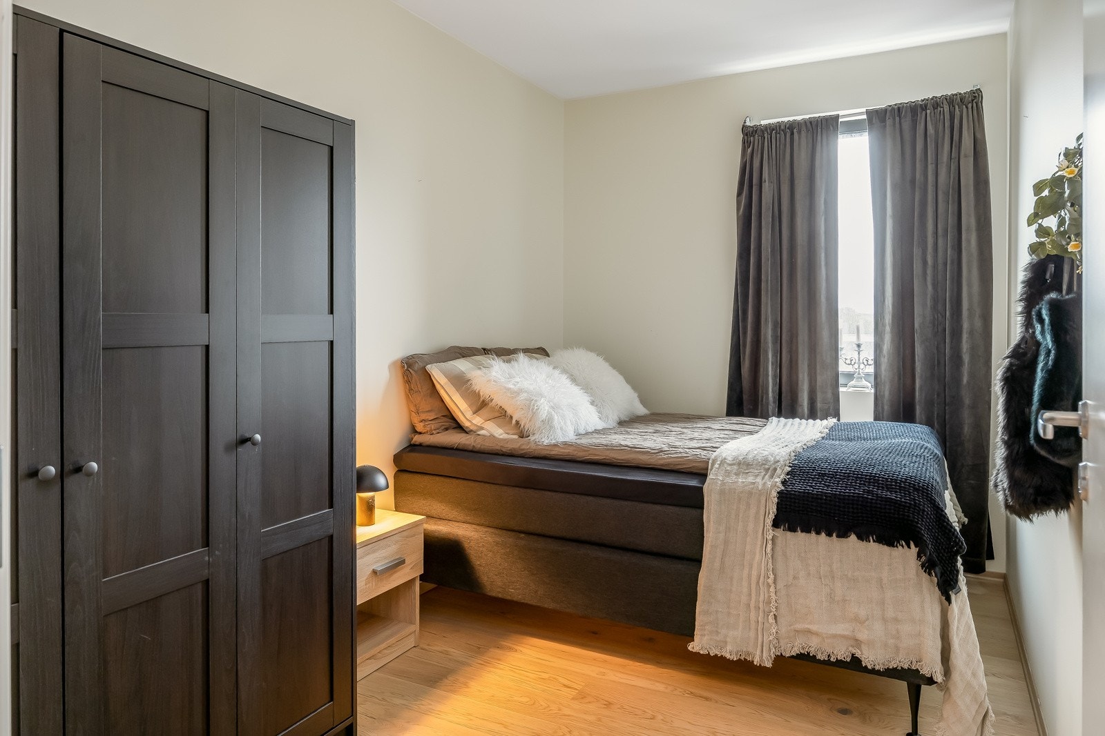 De andre soverommene i leiligheten er målt til hhv 8,3m² og 7,3m² Galleribilde