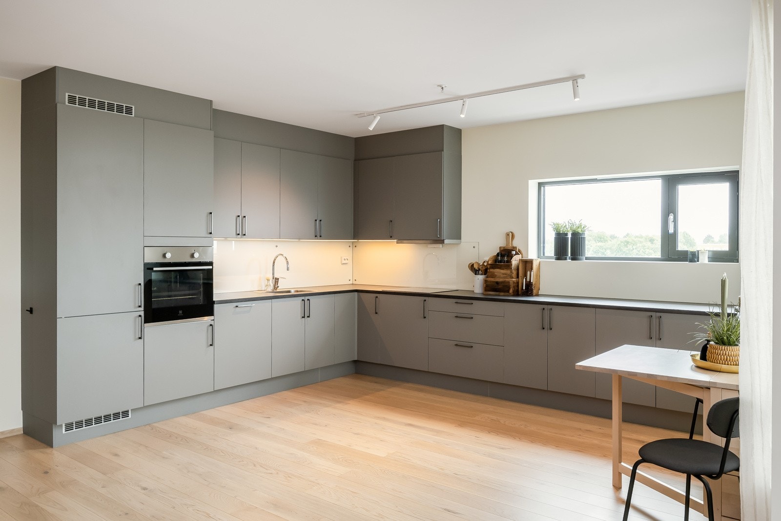 Stort og fint kjøkken med masse skap- og benkeplass. Her er det god plass til spisegruppe og også mulig å etablere kjøkkenøy om man ønsker å skape et naturlig skille mellom stue og kjøkken Galleribilde