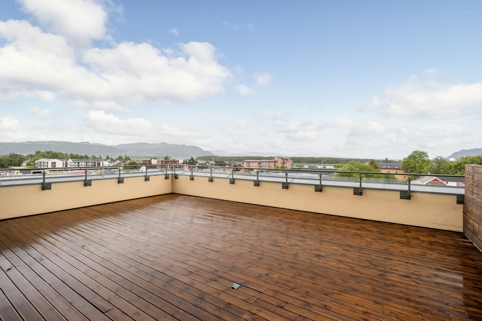 Tilhørende leiligheten er det en gedigen terrasse på ca. 80m² Galleribilde