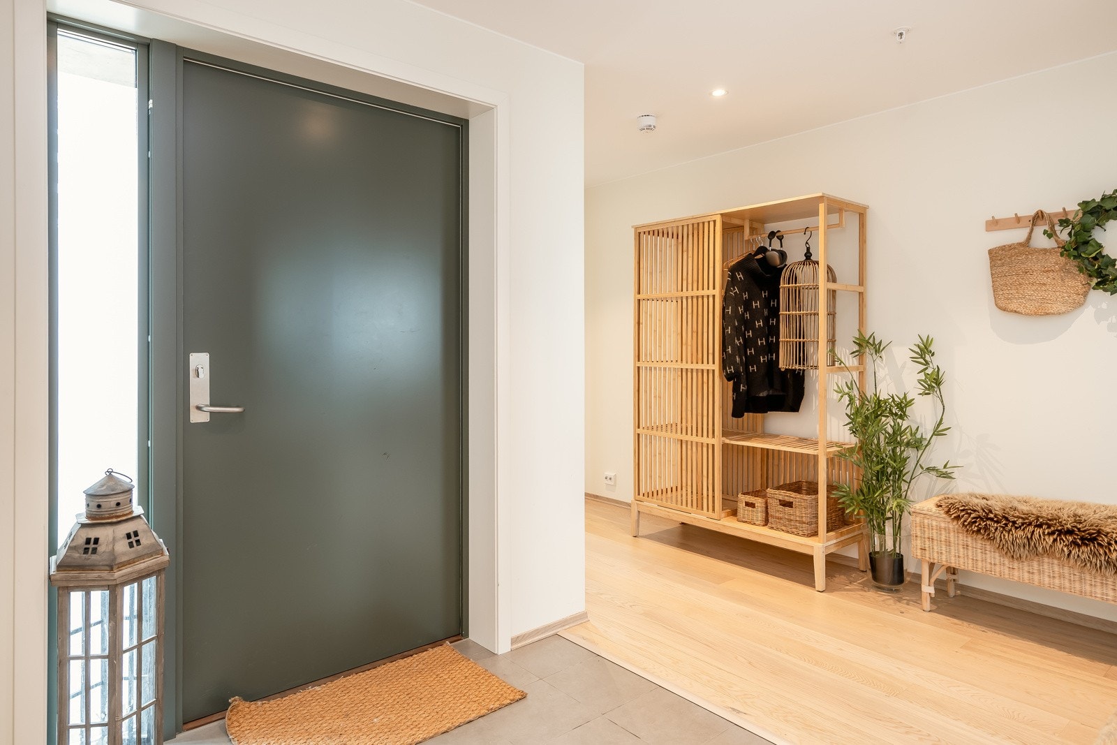 God plass til yttertøy og sko i entreen Galleribilde