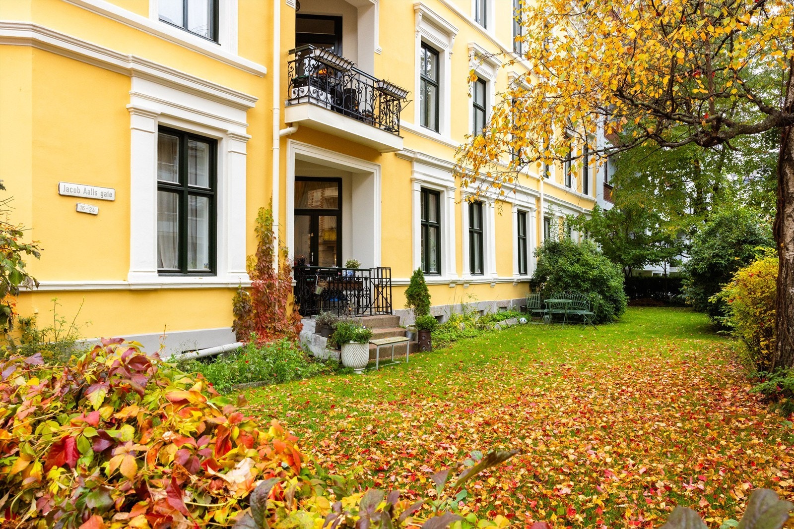 Sameiet har pent opparbeidede fellesarealer, her er den frodige forhagen avbildet. Galleribilde