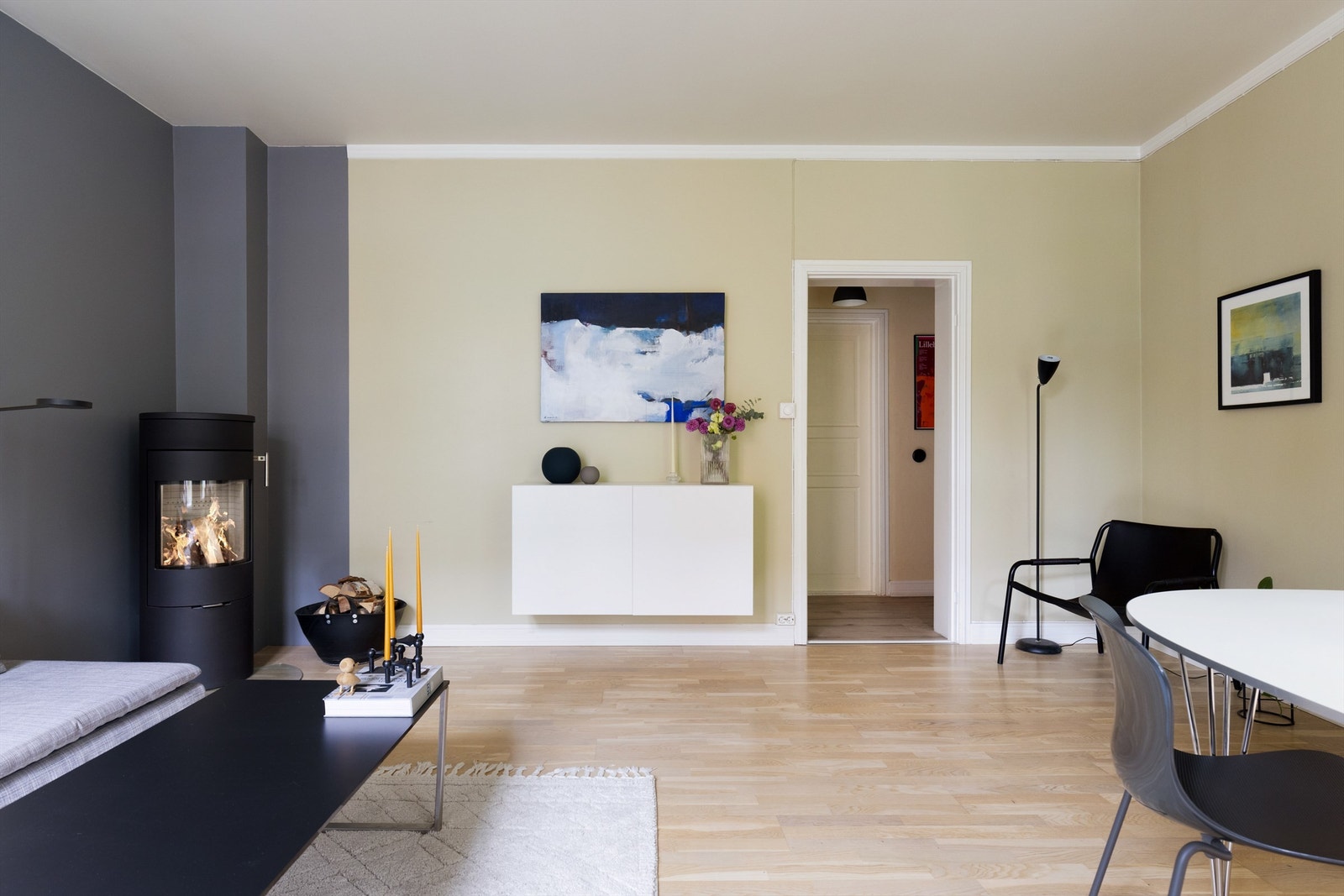 Takhøyden er 2,75 meter i stuen. Galleribilde