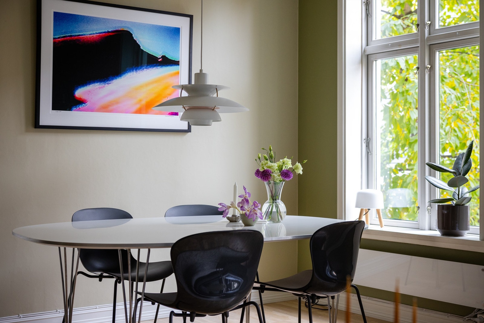 Innred med spisebord ved vinduet. Galleribilde