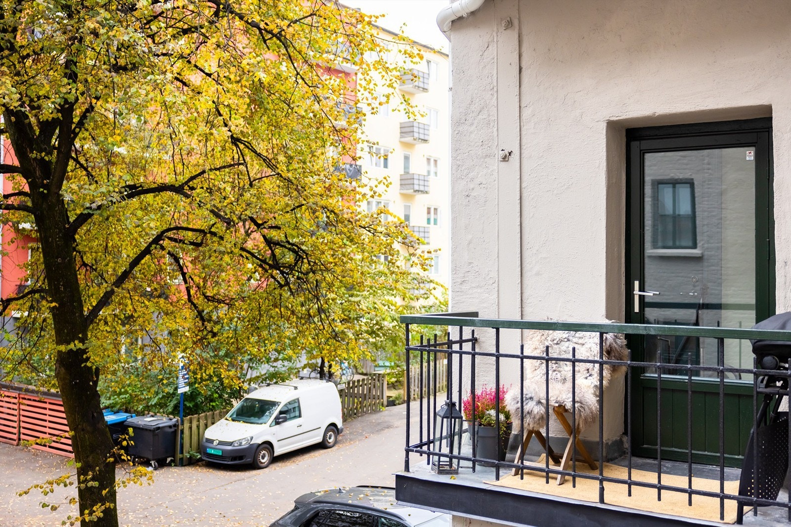 Leiligheten disponerer en balkong med utgang fra fellesareal i 2. etasje.
Balkongen er i prinsipp fellesareal, men denne seksjonen har disponert balkongen selv etter avtale med sameiet, og er utstyrt med selgers privat møbler. Galleribilde