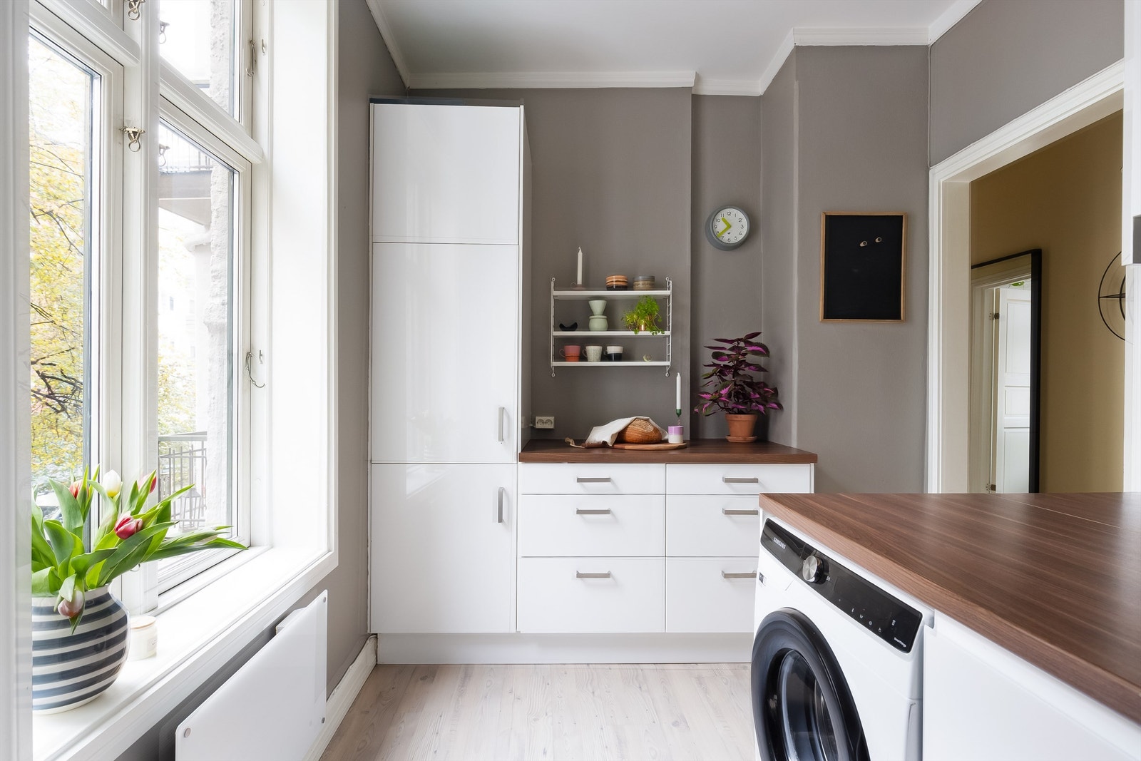 Integrerte hvitevarer består av induksjonstopp, stekeovn, oppvaskmaskin, vinskap og kjøleskap med frysedel. Det er opplegg for vaskemaskin under kjøkkenbenken. Galleribilde