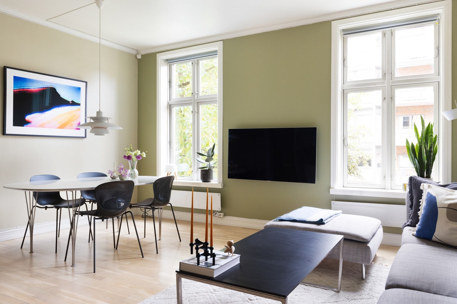 Det er lyse og delikate farge- og materialvalg i leiligheten. Galleribilde
