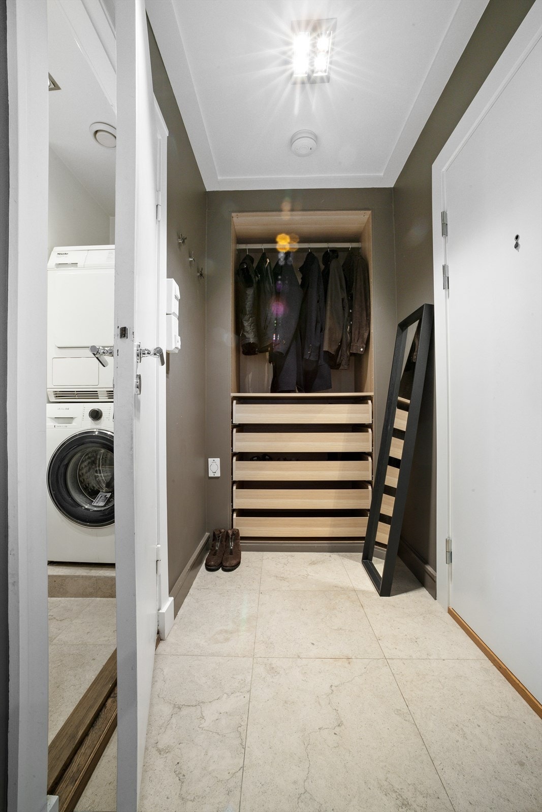 Innbydende inngangsparti med plassbygget garderobe. Velkommen til visning! Galleribilde
