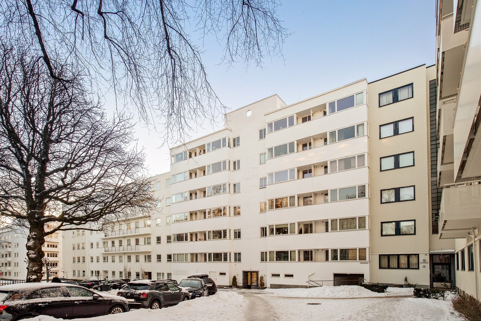 Svært sentralt beliggende bygård fra 1940-tallet med heis, i rolig sidegate. Galleribilde