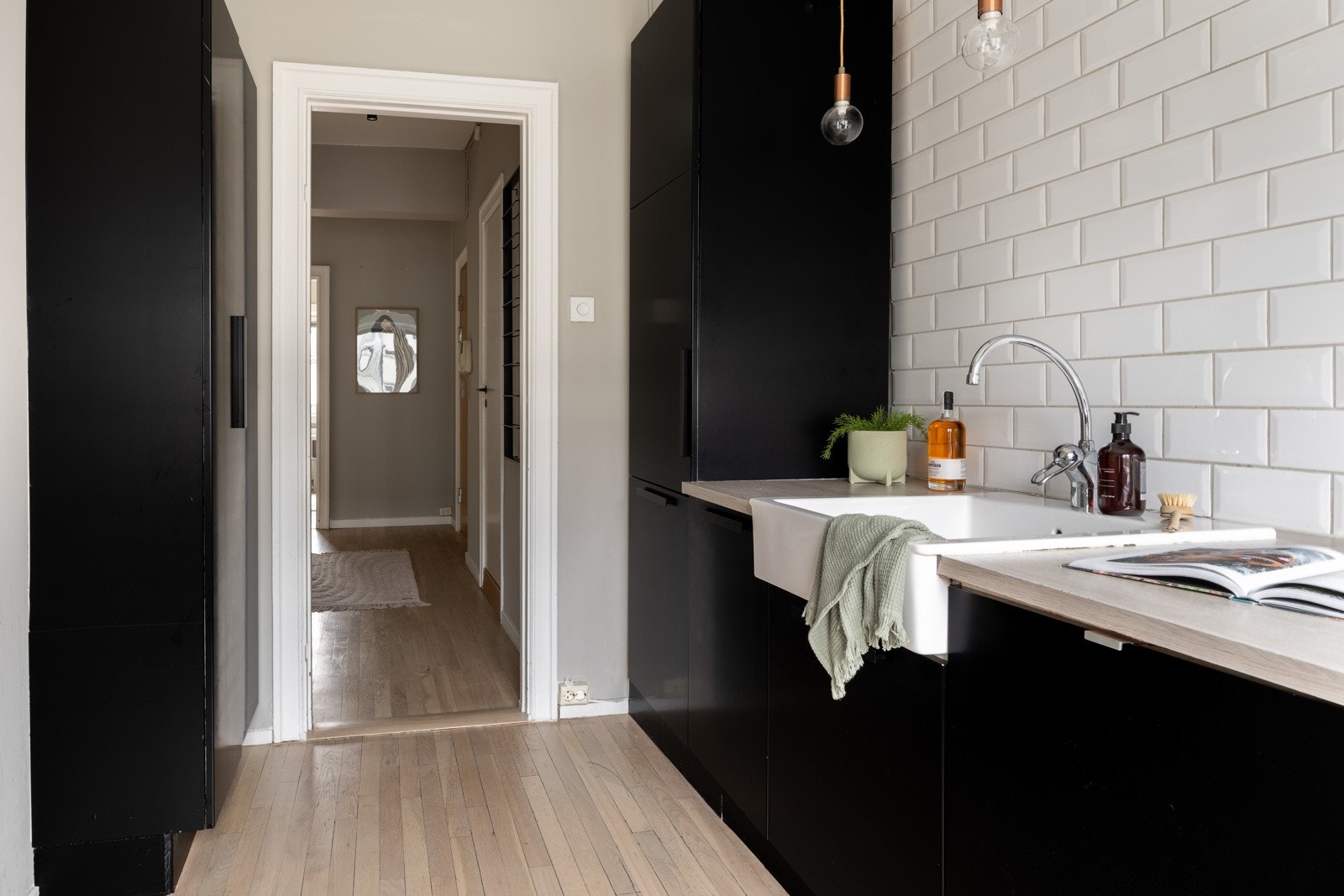 Kjøkkenet har en fin kombinasjon av skap- og benkeplass, samt har integrerte hvitevarer. Galleribilde