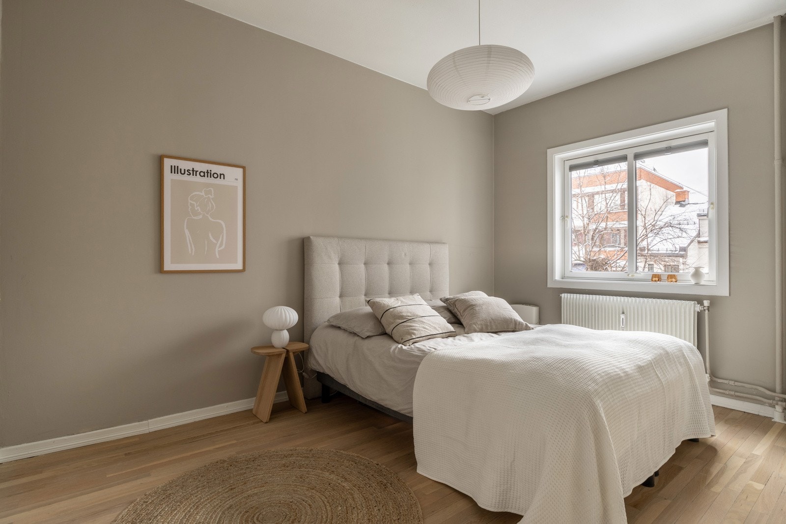 Lekkert hovedsoverom med god plass til dobbeltseng og tilhørende nattbord på hver side. Galleribilde