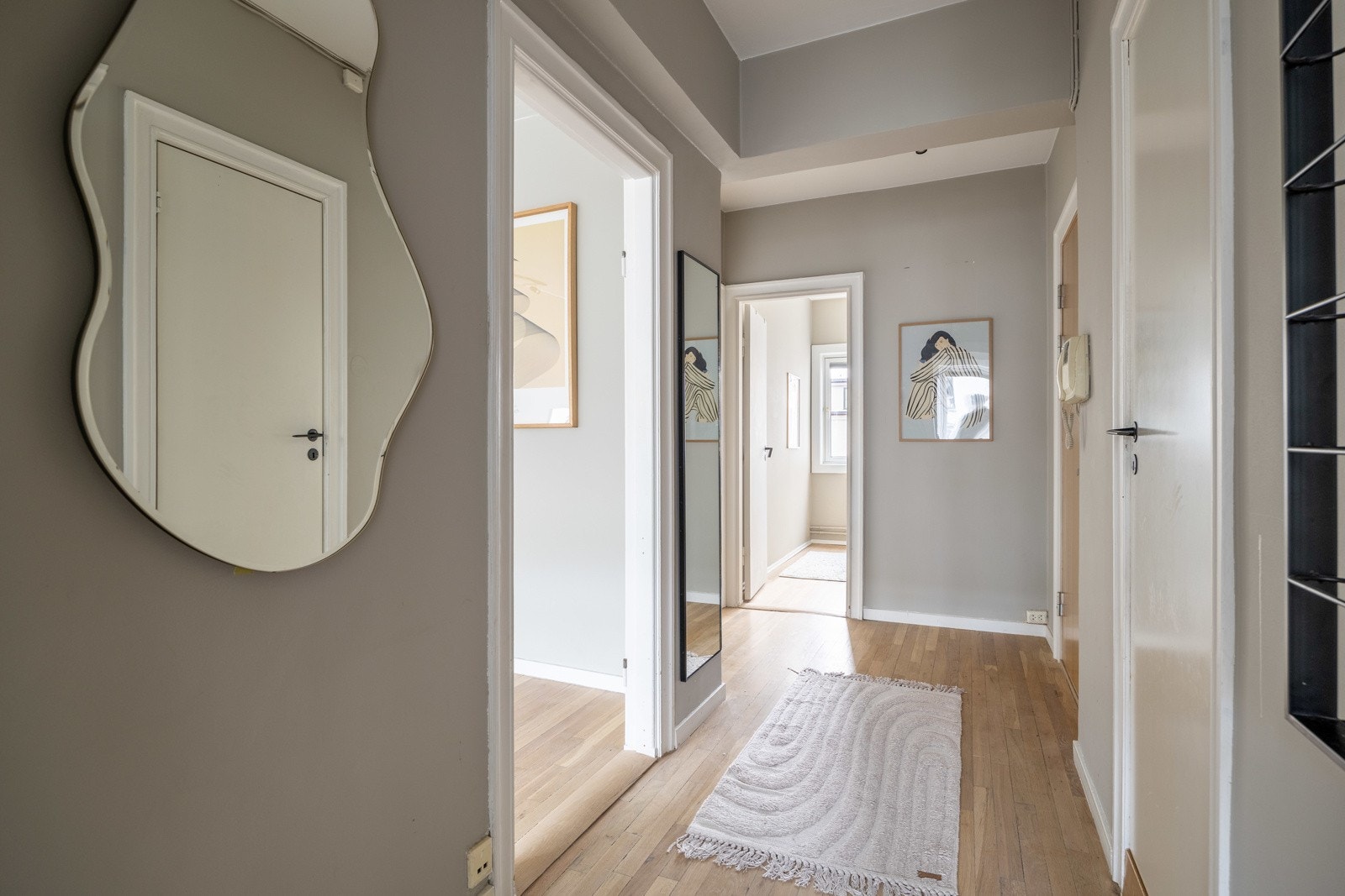 Entré med plass for klesoppheng og oppbevaring av sko. Adkomst via heis til leilighetsplan. Galleribilde