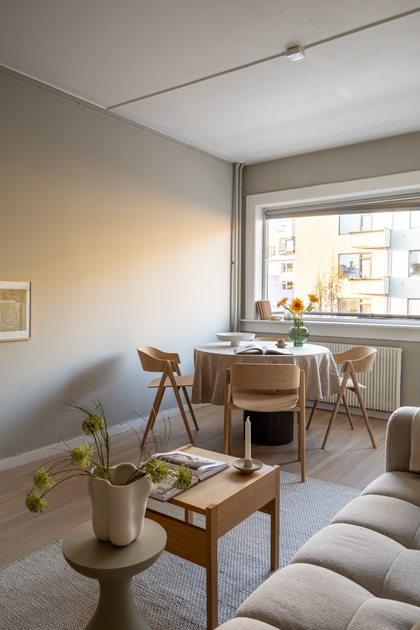 Overflatene er malt i en behagelig og moderne fargetone som vil gjøre det enkelt å sette sitt eget preg på stuen. Galleribilde