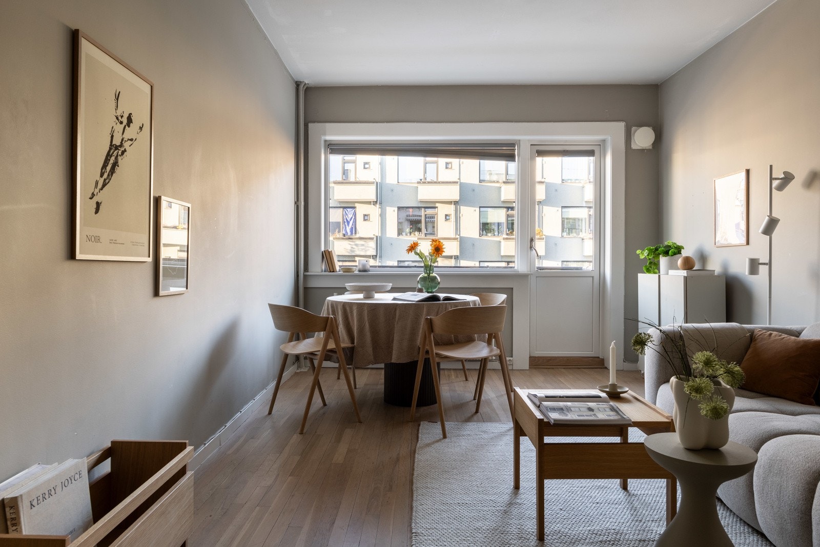 Innbydende stue med god plass til å innrede etter ønske og behov. Galleribilde