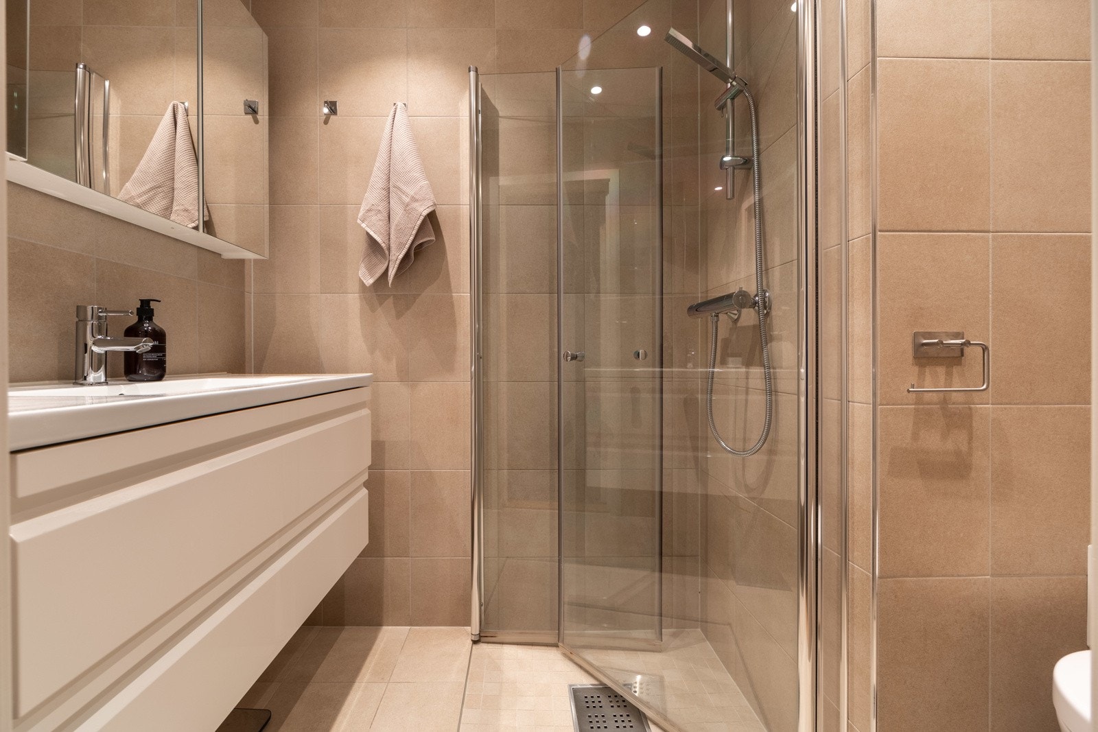 Delikat flislagt bad renovert i 2018. Badet ble totalrenovert av Sofienbergbygg AS i 2018, og dokumentasjon på arbeidet foreligger i boligmappa. Galleribilde