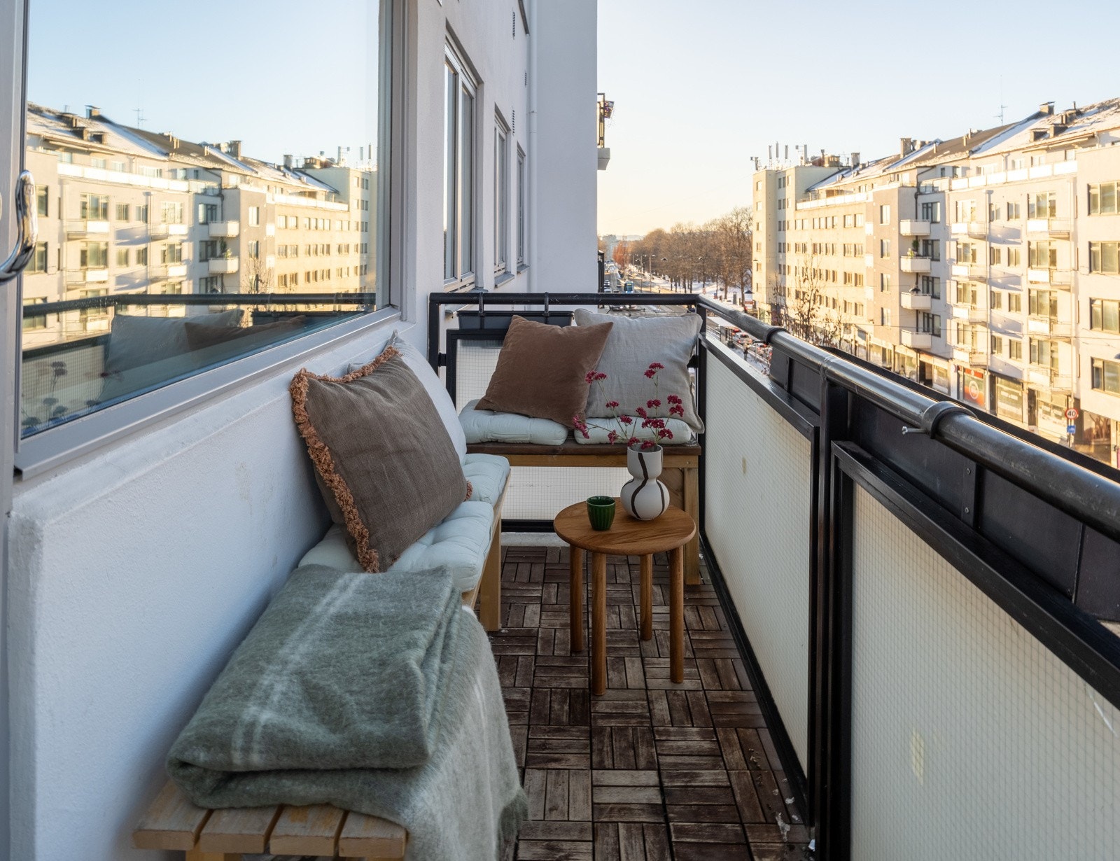 Balkongen er på 3 kvm og har plass til sittegruppe og bord. Galleribilde