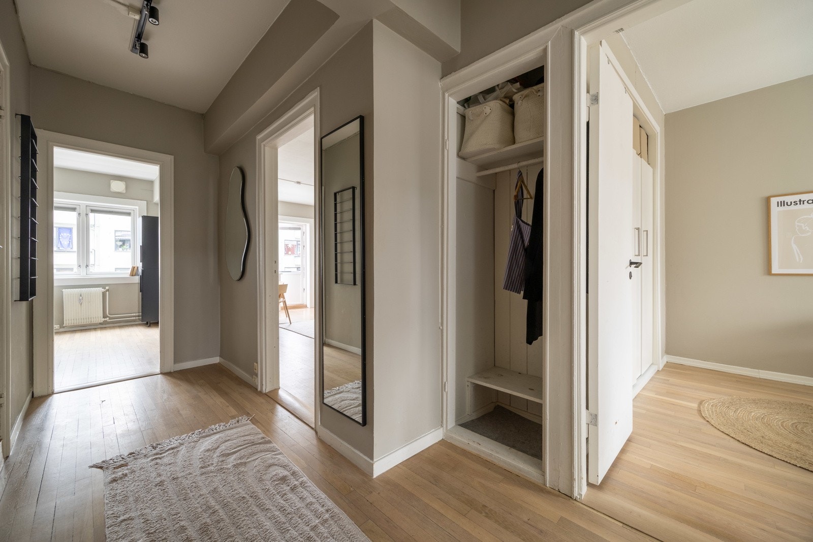 Leiligheten har en funksjonell og gjennomgående planløsning med mye naturlig lys. Galleribilde