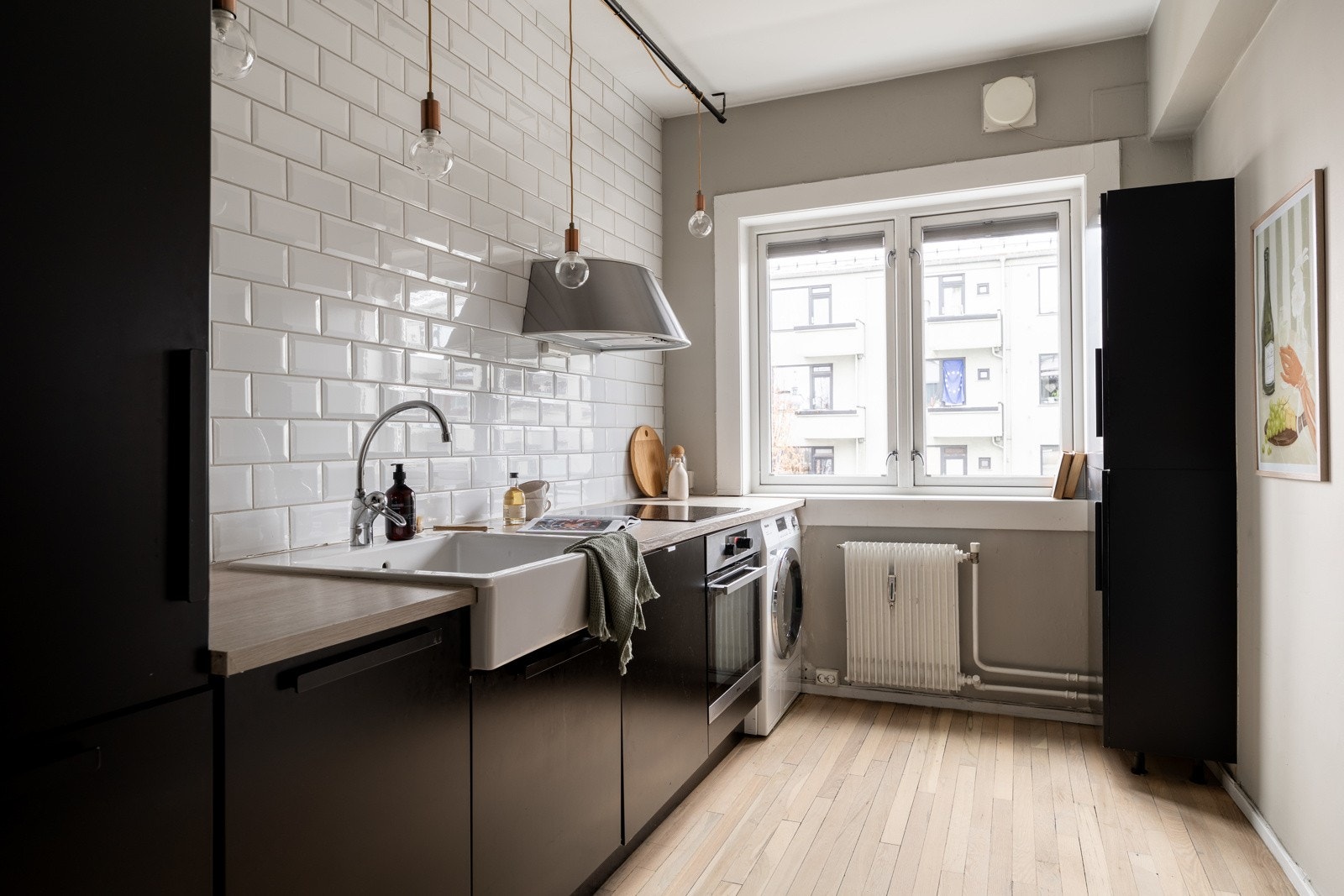 Praktisk separat kjøkken med tidsmessig innredning fra 2009. Galleribilde