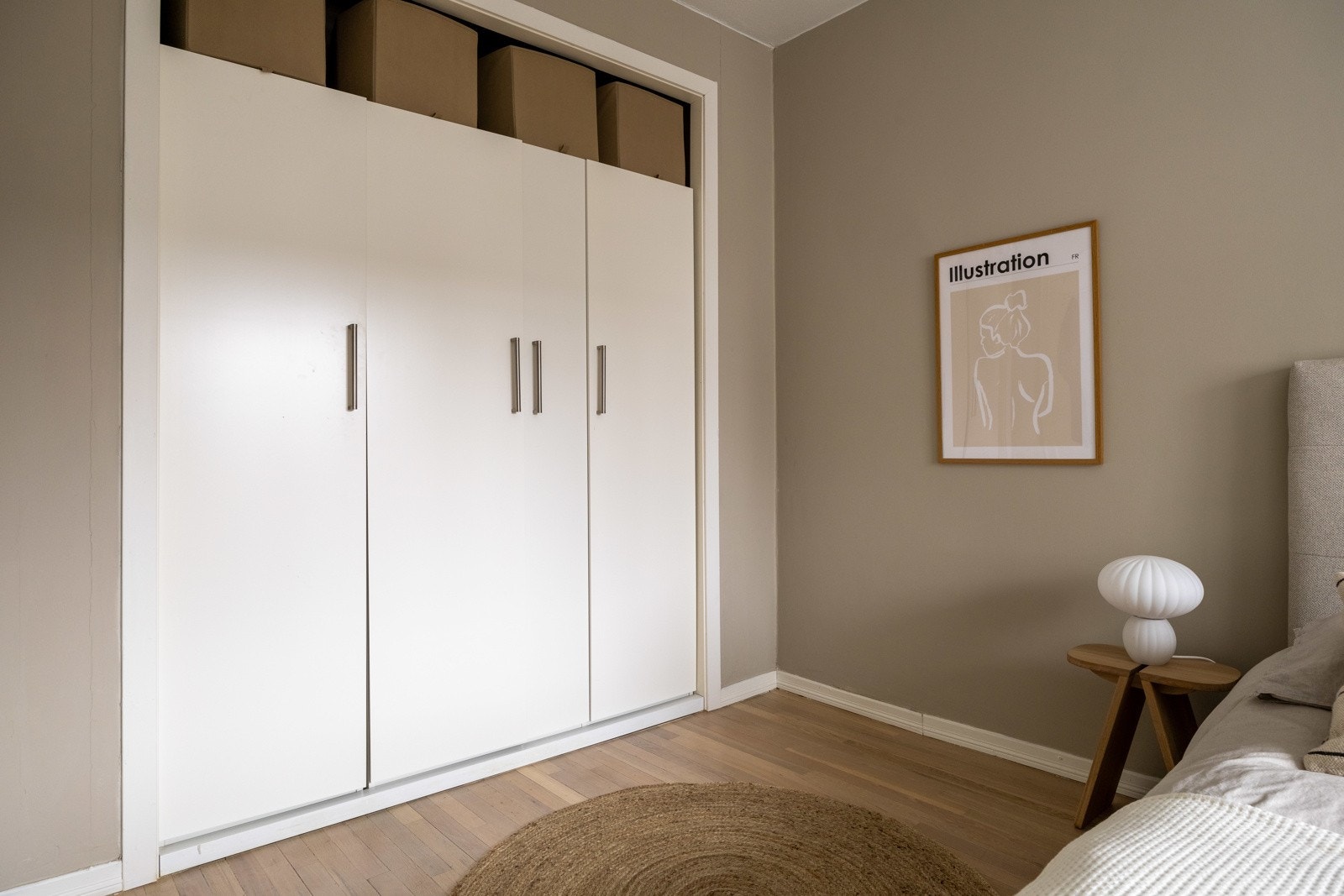 Rikelig med oppbevaringsplass i medfølgende garderobeskap. Galleribilde