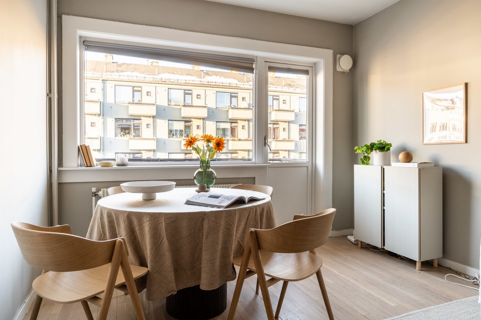 Store vindusflater slipper inn rikelig med naturlig lys. Galleribilde