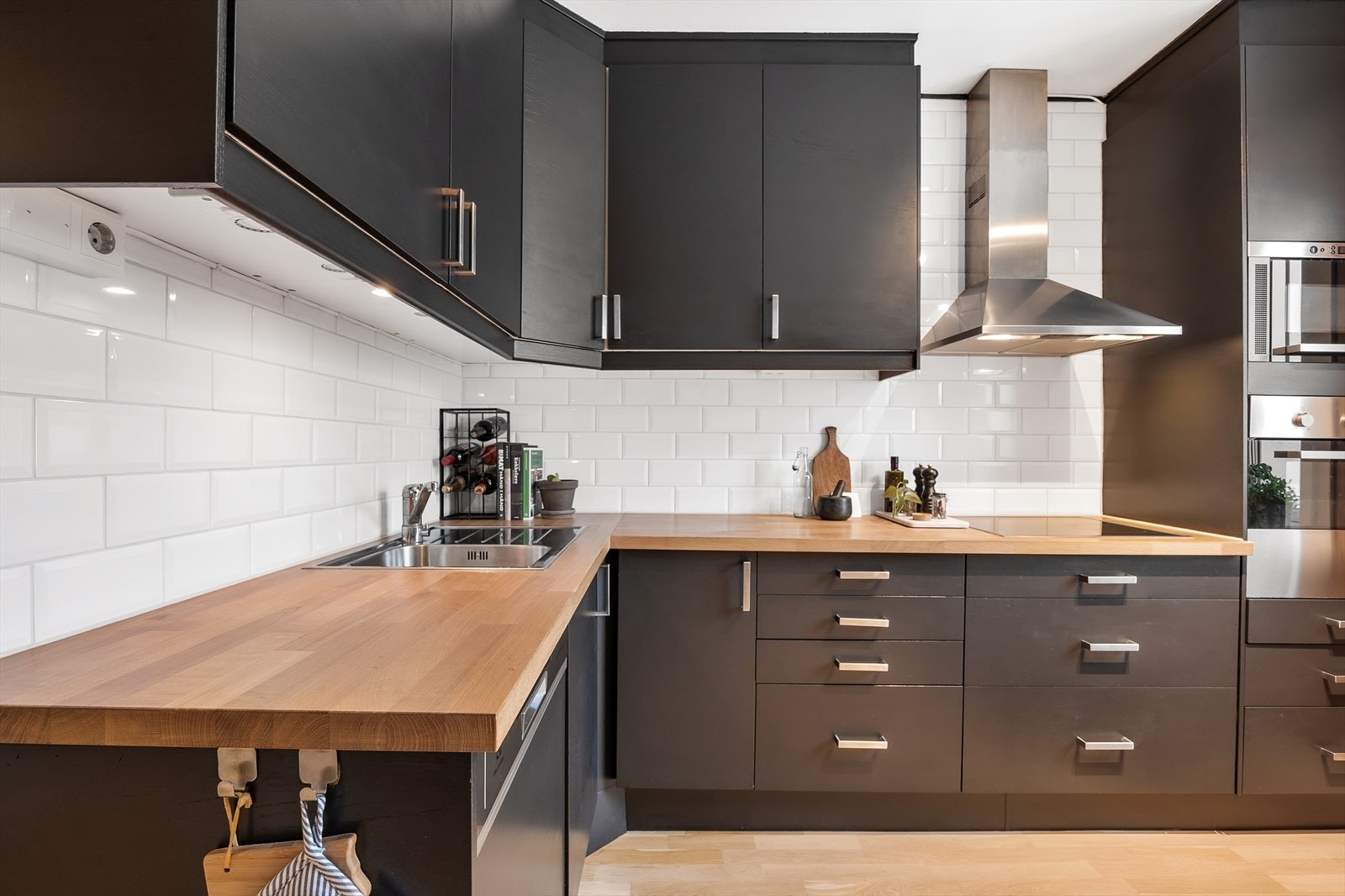 Effektivt utnyttet kjøkken med alle nødvendige fasiliteter. Galleribilde