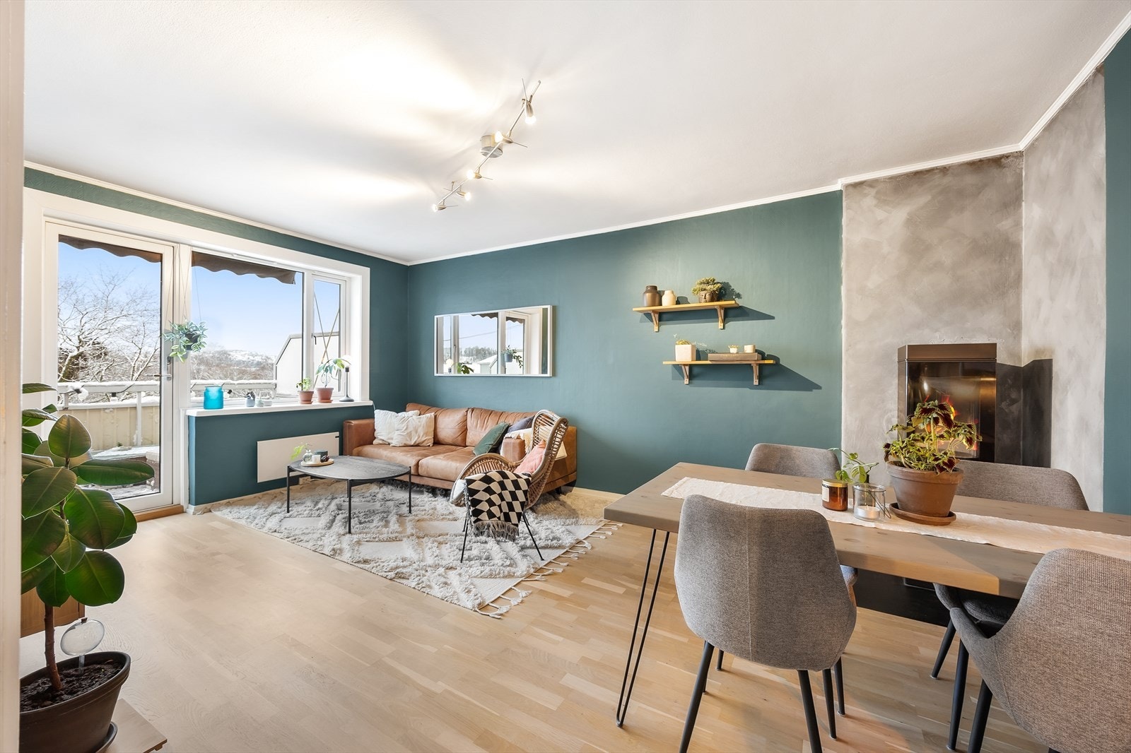 Romslig stue med plass til spisebord og sofagruppe. Galleribilde