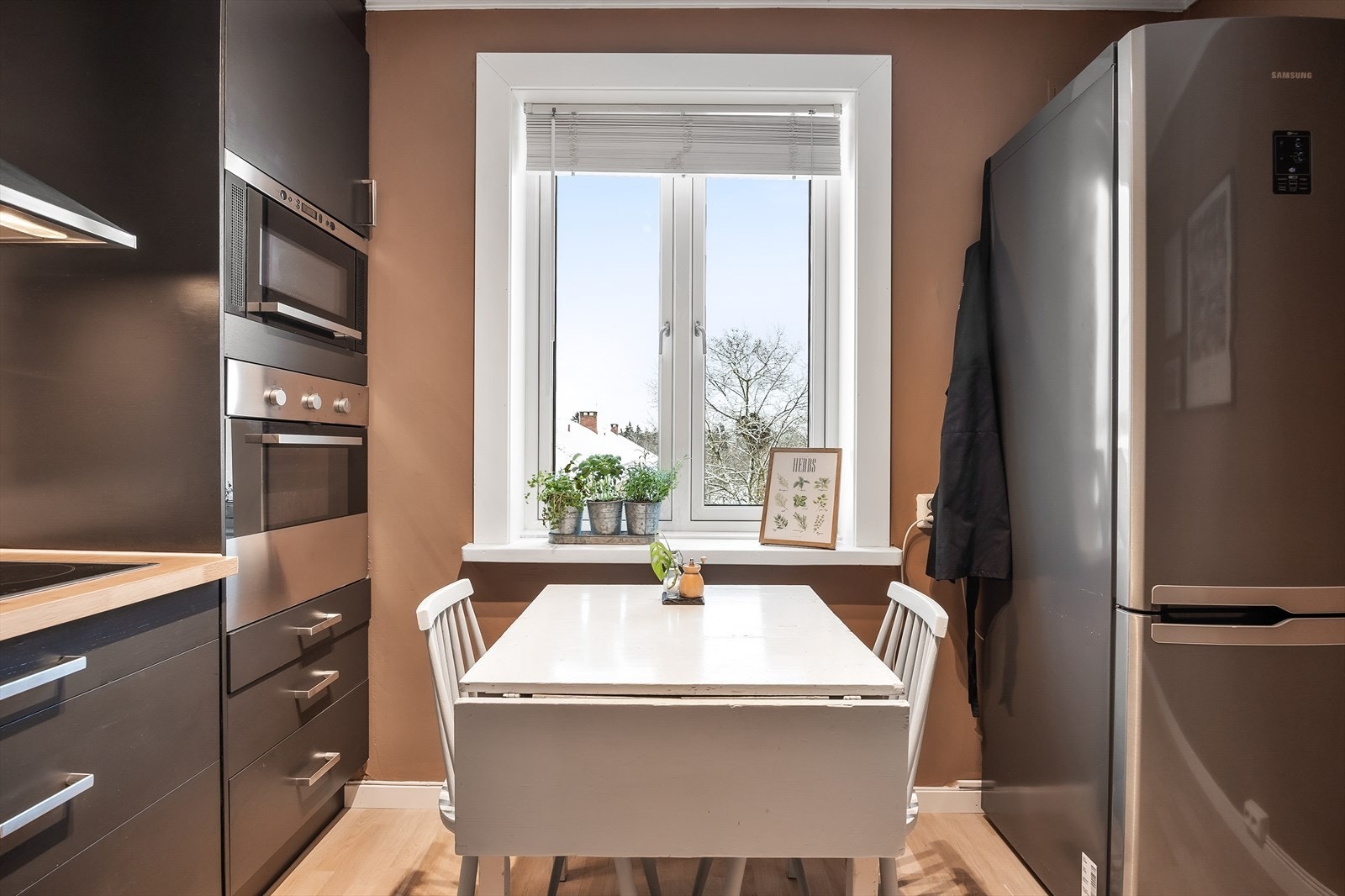 Kjøkken med vindu og plass til et lite bord. Galleribilde