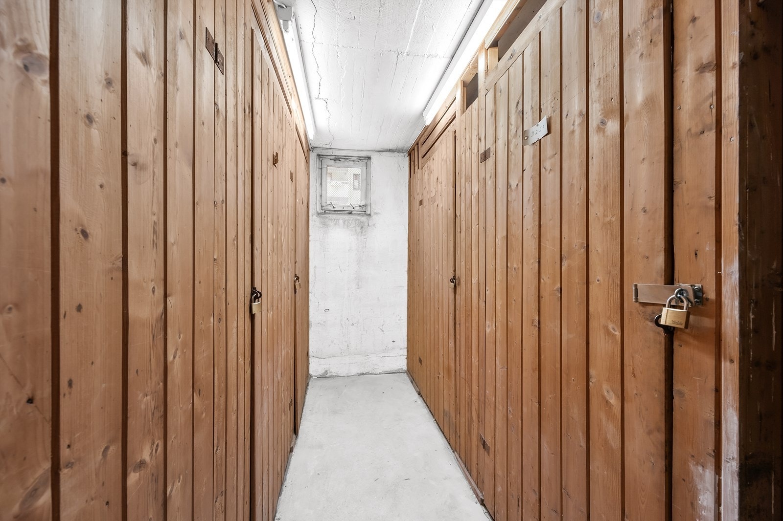 Romslig bod i kjelleren. Galleribilde