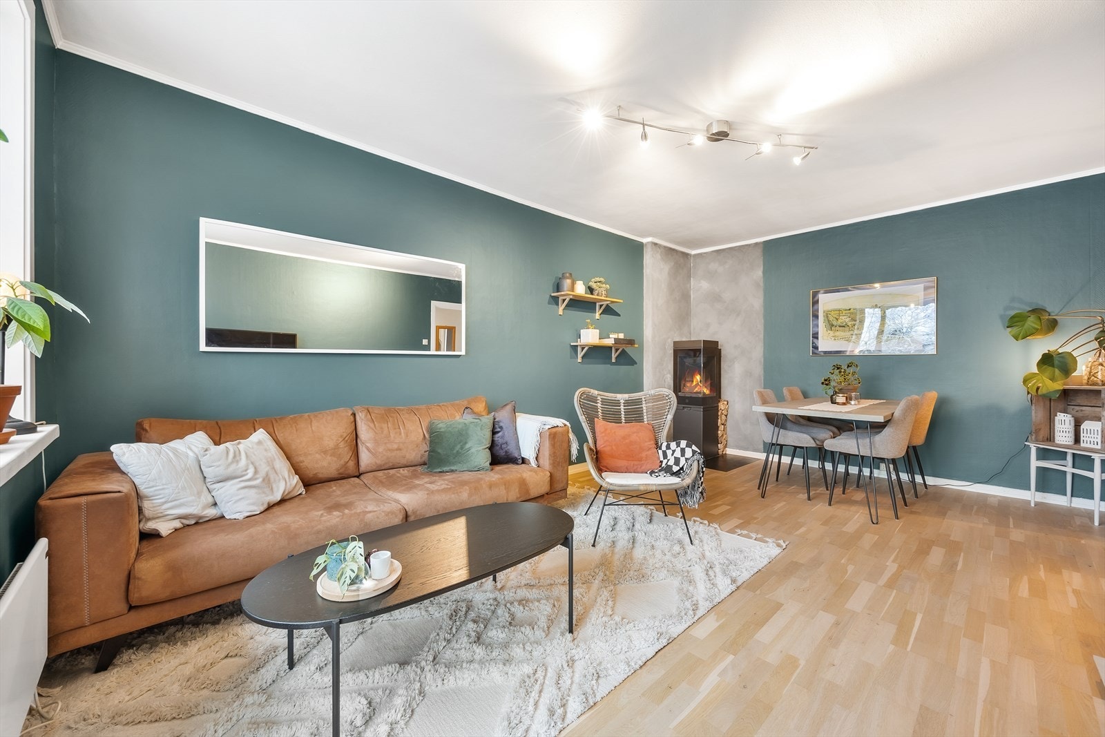 Åpen stue med plass til både avslapping og sosiale sammenkomster. Galleribilde