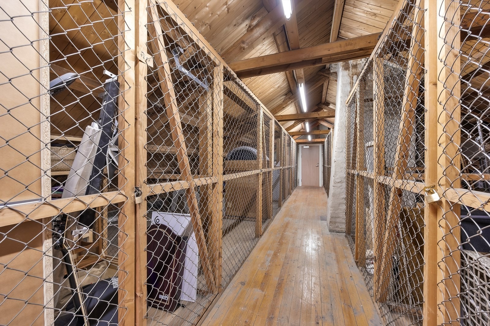 Felles lagringsområde med nettingbur på loftet. Galleribilde