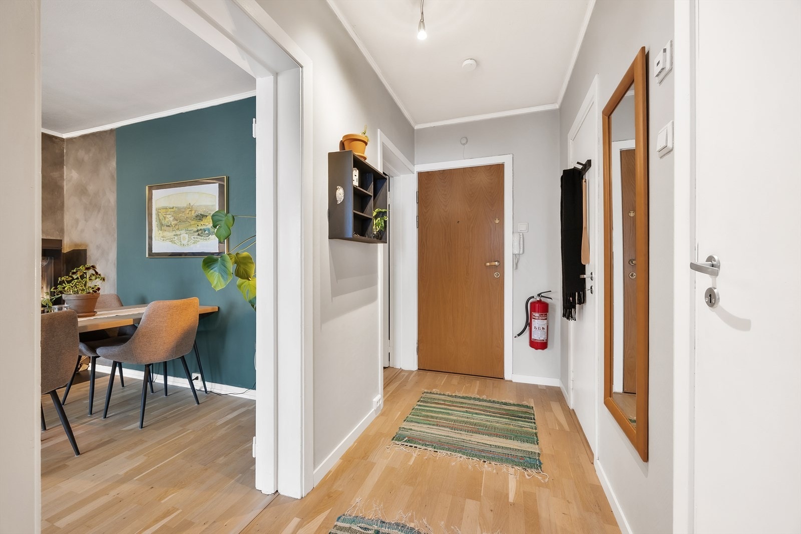 Velkommen til en innbydende entré med god plass. Galleribilde