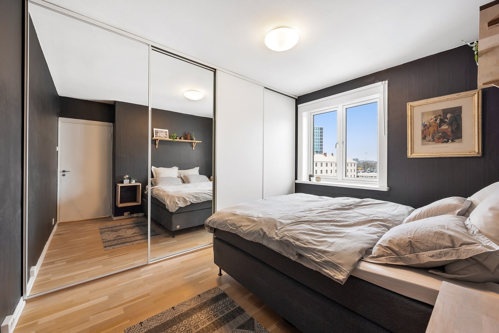 Soverom med romslig garderobe med speilfronter. Galleribilde