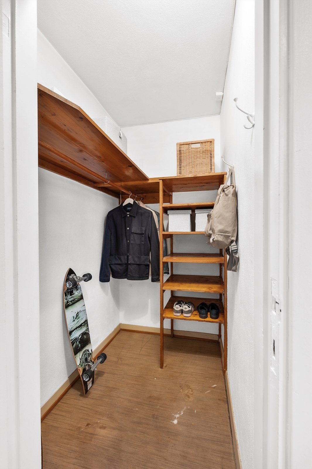 Garderoberom med god oppbevaringsplass. Galleribilde