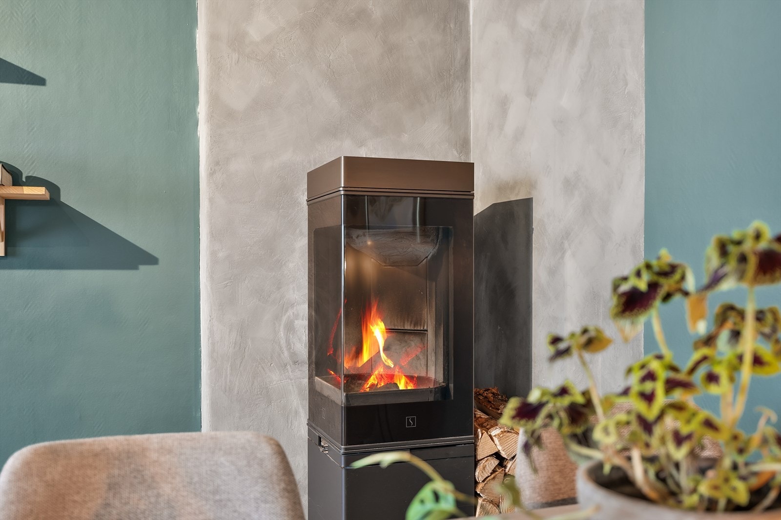 Moderne peis som gir varme og atmosfære. Galleribilde