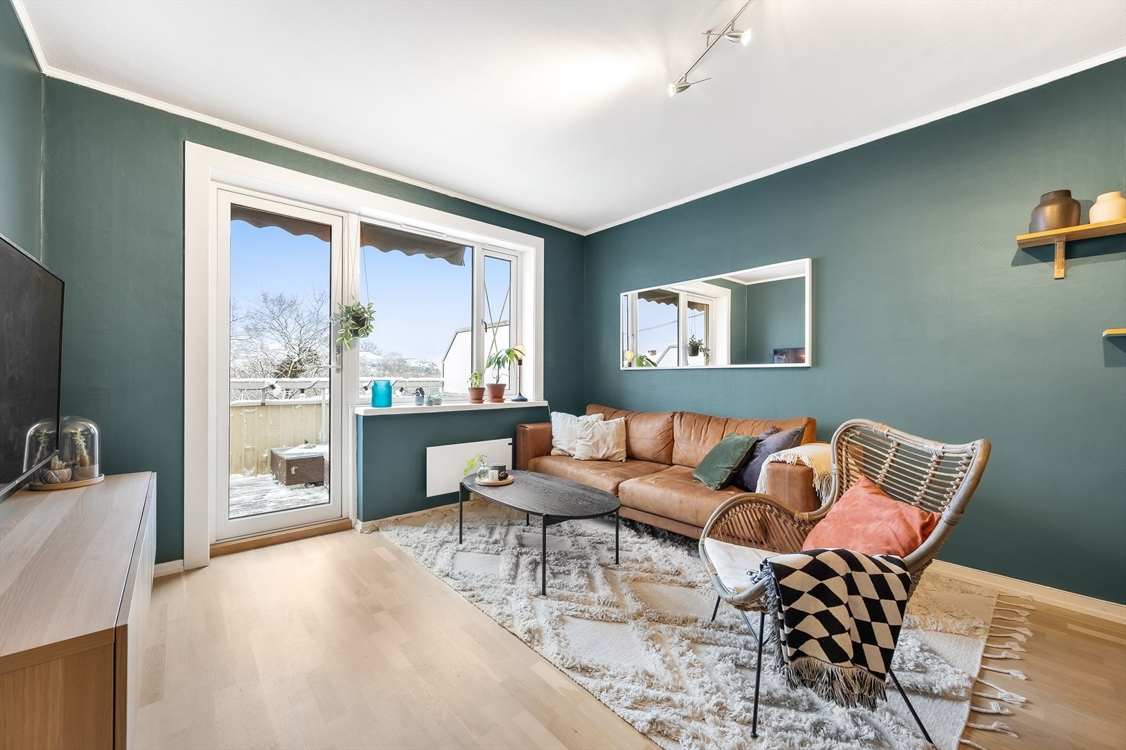 Stue med store vinduer og utgang til balkong. Galleribilde