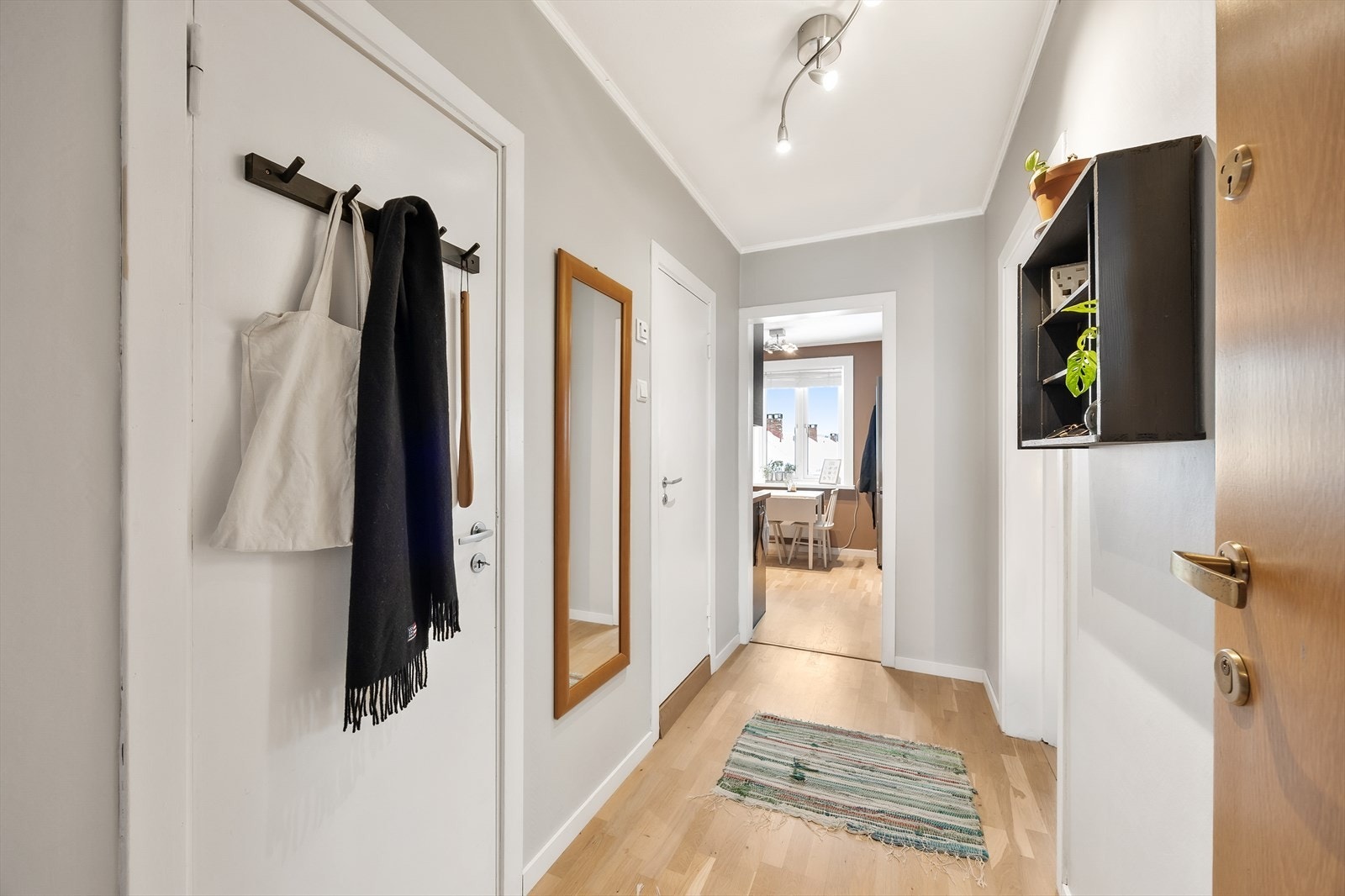 Lys gang som leder til kjøkken og stue. Galleribilde