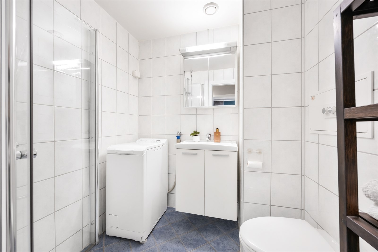 Bad med dusjkabinett og opplegg for vaskemaskin. Galleribilde