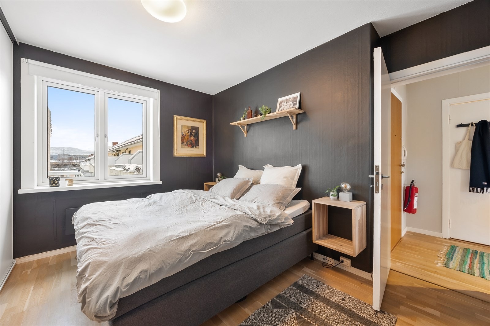 Koselig soverom med naturlig lys fra vinduet. Galleribilde