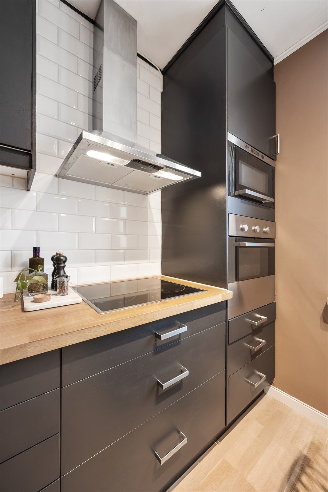 Kjøkkenet har moderne hvitevarer og god lagringsplass. Galleribilde