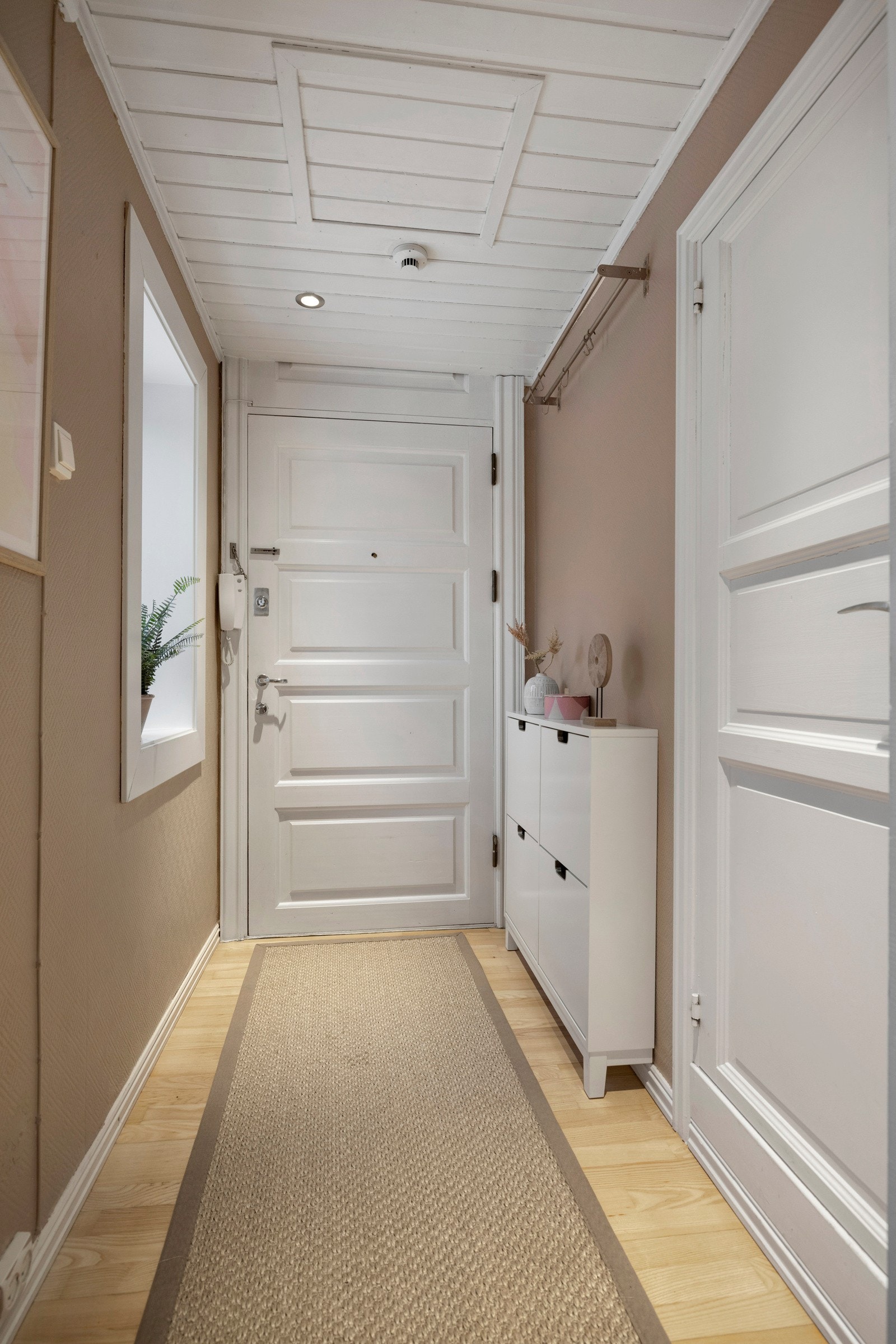 - Hyggelig entré med plass til oppbevaring av yttertøy og sko - Galleribilde