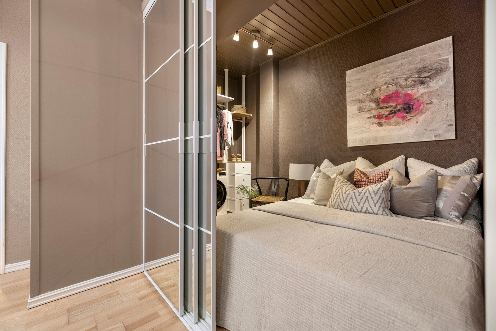 - God plass til seng og nattbord - Galleribilde