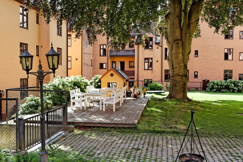 - Bakgård med flere sittegrupper - Galleribilde