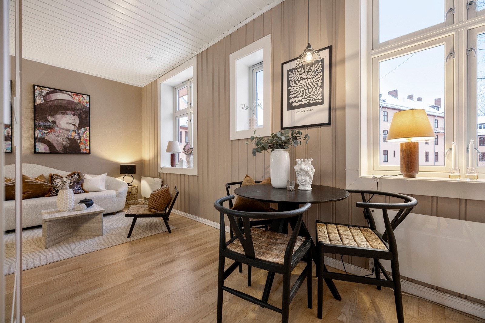 - Store vindusflater og god takhøyde - Galleribilde