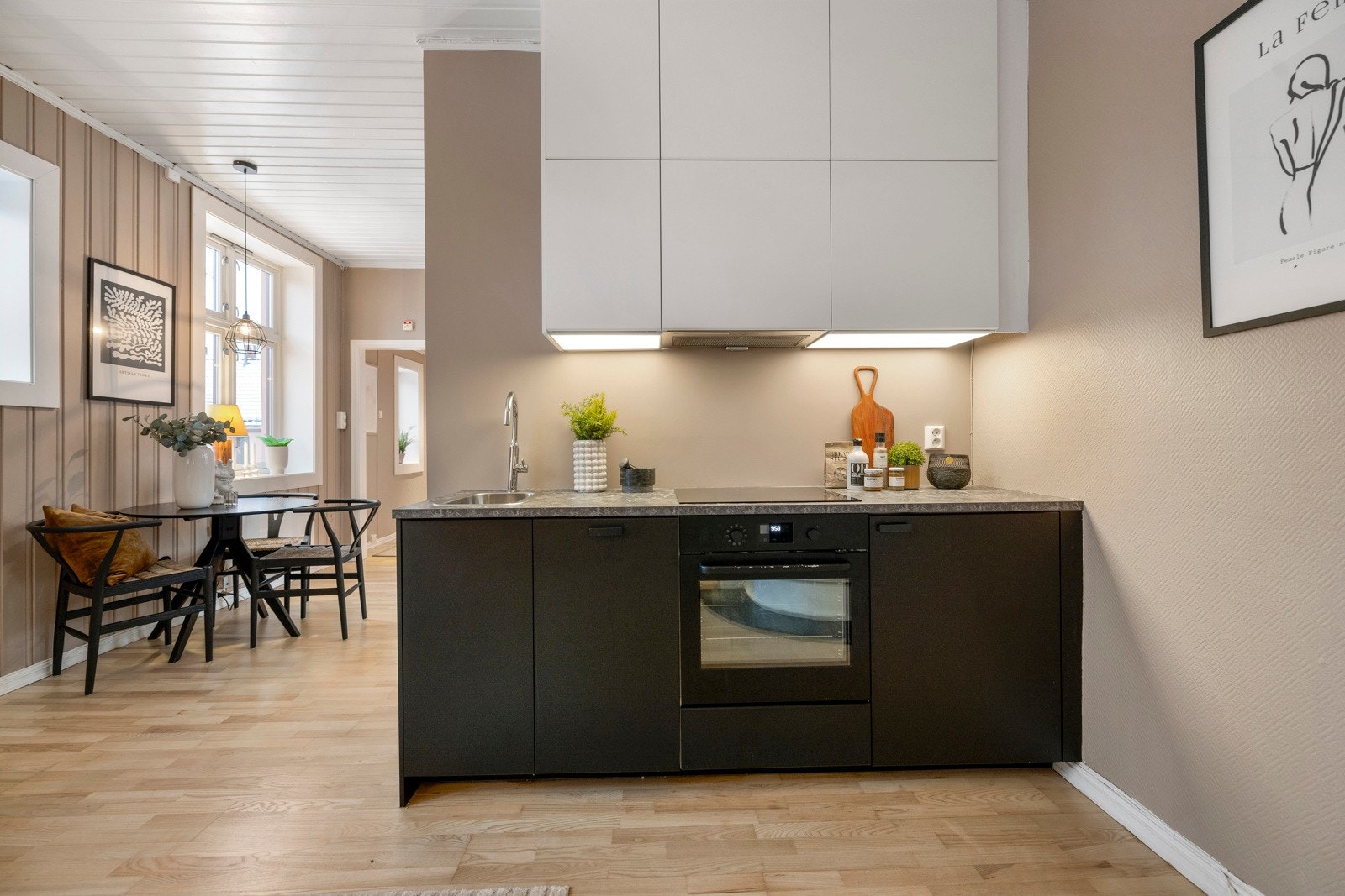 - Pent kjøkken fra 2022 med glatte fronter og benkeplate i laminat - Galleribilde