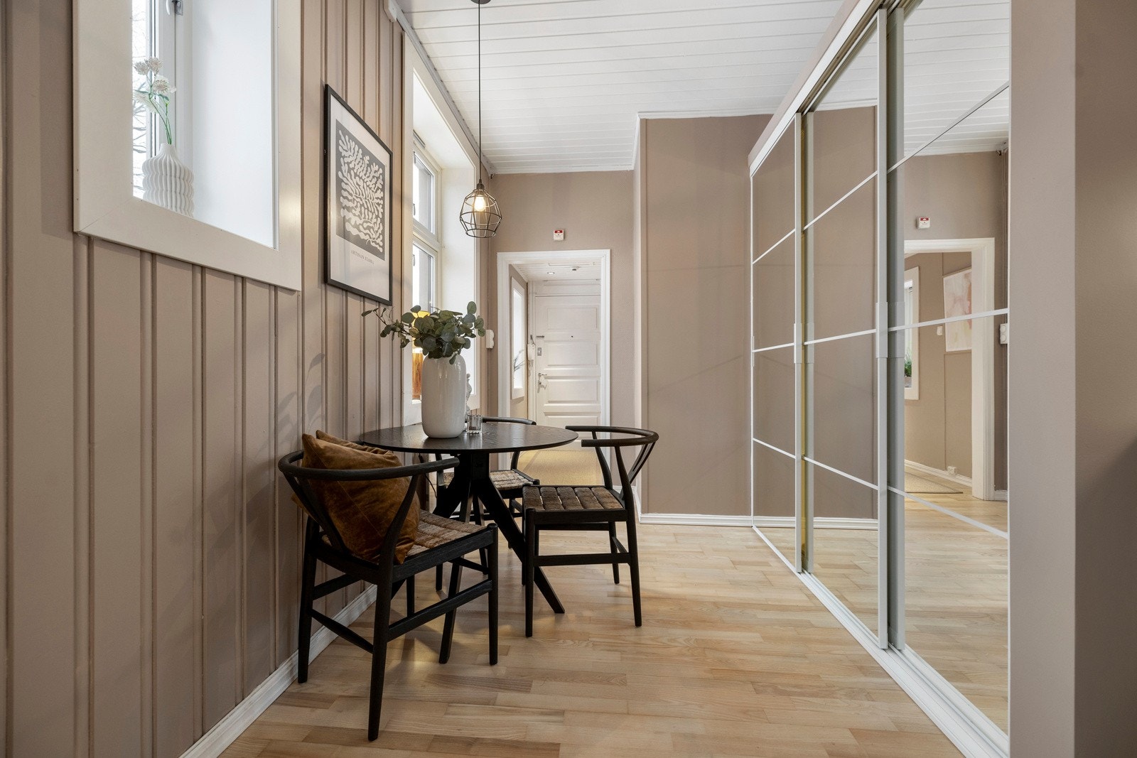 - Leiligheten disponerer en bod i kjeller på ca 5 kvm og en på loft på ca 4 kvm - Galleribilde