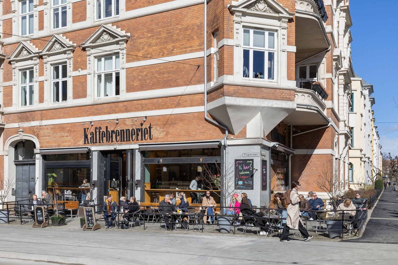 Det er kort vei til et rikt utvalg av barer, restauranter og butikker, samt skoler og andre servicetilbud på Frogner, Skillebekk og i Vika-området Galleribilde